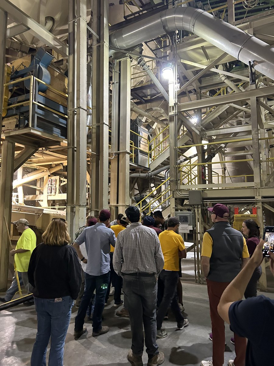 Dr. Seth Naeve talked to graduate students and postdocs about some of the projects being carried out in the field during yesterday's tour of Minnesota soybean production and utilization sites.