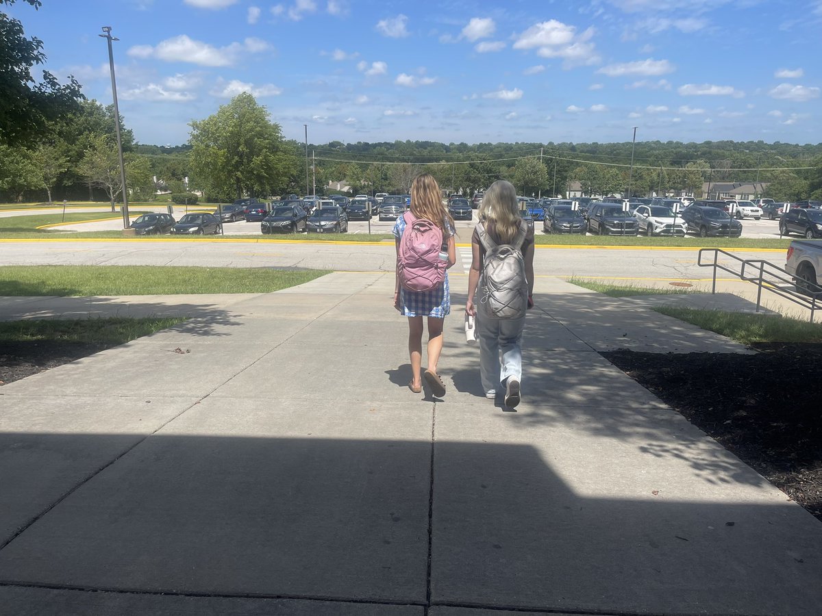 OlatheFutureEd's tweet photo. Ending the first FULL week of school with my first WBL site visits @gsgators + Briarwood + @OlatheSouthHS! Every FEA senior @Olathe21st is placed in an internships @olatheschools and are learning from the best with hands on experience + #realworldlearning #FEA #seniorcapstone https://t.co/PxNkUbm703