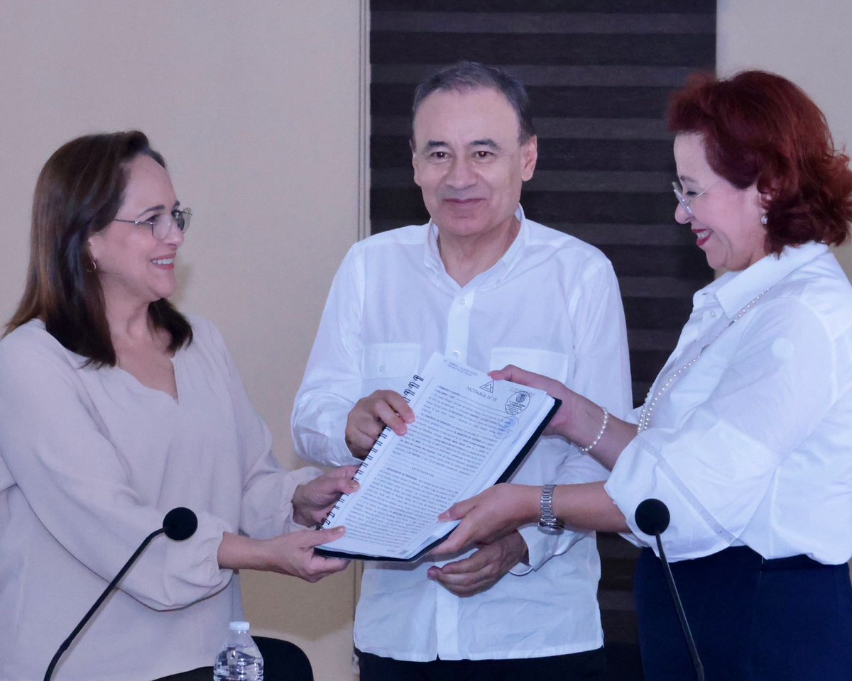 karlacordova15's tweet photo. Hoy es un día muy especial, porque por fin entregamos las escrituras al IMSS para que empiecen los trabajos de construcción del Hospital General de Zona en Guaymas, esto gracias al apoyo e impulso de nuestro gobernador, el doctor @AlfonsoDurazo , quien hoy nos acompaña en esta tercera sesión del Comité Ciudadano de Seguimiento y Testimonio Social (CCSTS).

Ya era el momento que llegará este hospital, un tema que se miraba muy lejano pero hoy tenemos las escrituras en mano para continuar con la transformación que se merece este municipio.  

#Guaymas
#SomosGuaymas
#HaciendoLaDiferencia