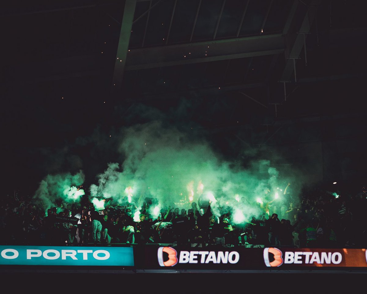 O teu lugar, o teu lugar Grande Sporting 
O teu lugar, o teu lugar é aqui 
É em Primeiro até ao fim 

Acredita Sporting 💚