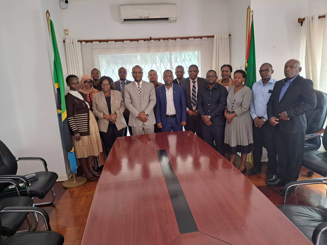 ubwa77's tweet photo. Mhe. Balozi Kasike ukutana na ujumbe wa Tanzania unaoshiriki Vikao kuhusu Soko Huru la Biashara Barani Afrika (AfCFTA) vinavyofanyoka Jijini Maputo, Msumbiji https://t.co/yVl9sp5UbA