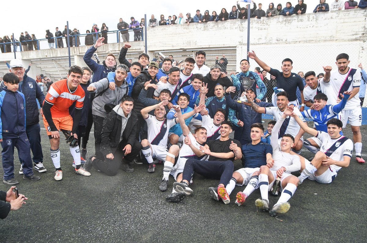 Brown se consagró campeón del Apertura 2024 de Liga del Valle ⚓️

➡️ guillermobrown.com/2024/08/22/nov…

📸 <a href="/feldman_da/">Daniel Feldman</a>

#SomosBrown⚪️🔵