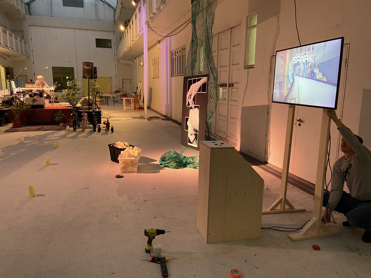 Setting up Phantom Spark with a custom controller Joon and I threw together in the Reykjavík art museum! Will be playable there tomorrow as a part of culture night