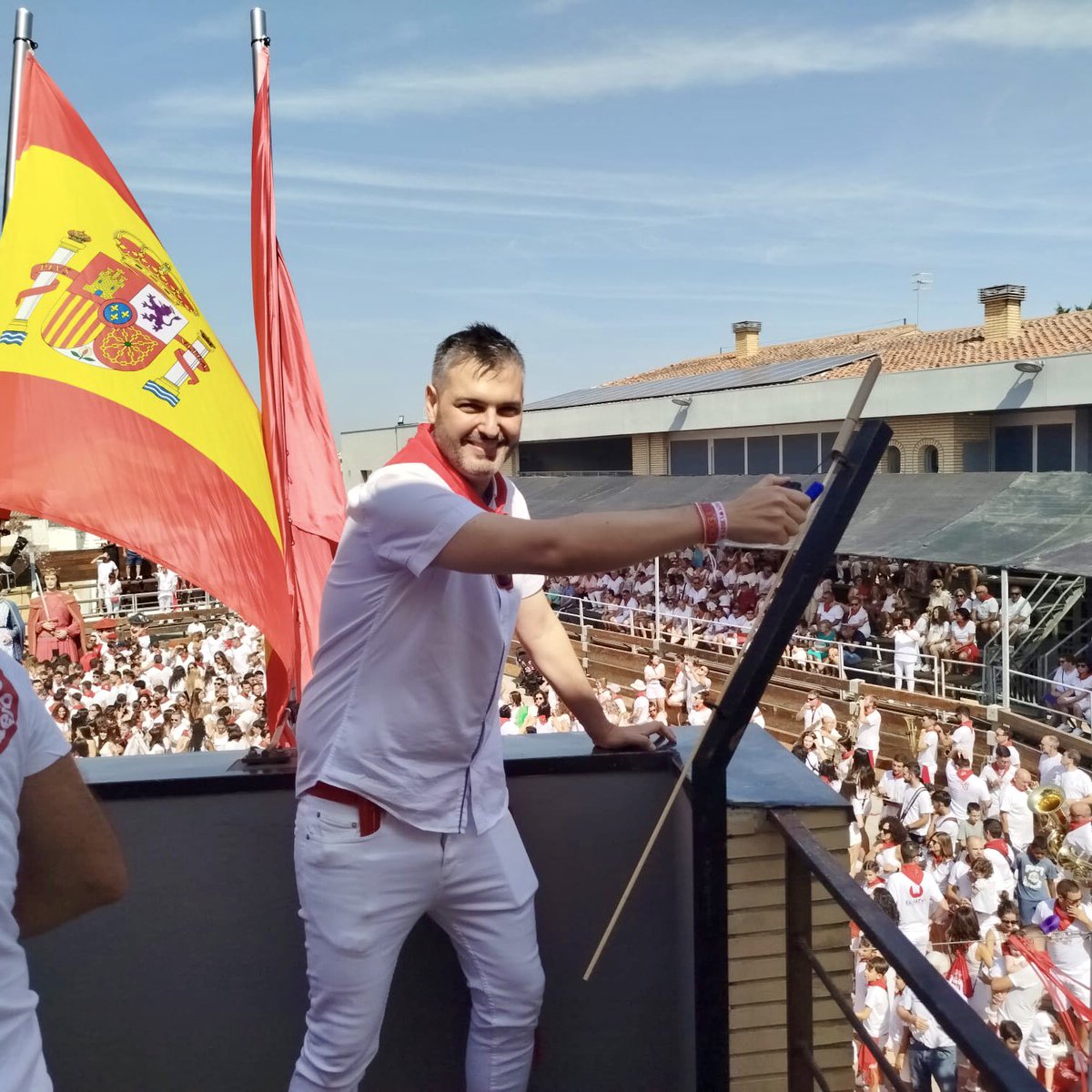 ¡Hoy ha sido un día increíblemente emocionante! 🎉 
Han comenzado las fiestas de #Ribaforada, y uno de los momentos más especiales ha sido la oportunidad de lanzar un cohete 🚀 desde el ayuntamiento.

#FiestasDeRibaforada #Navarra #RiberaDeNavarra #ribaforadaessalud