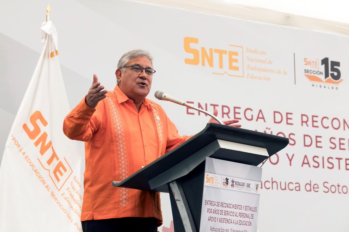 ceballos_eliud's tweet photo. #UnoSomosTodos
#TodosSomosUno

El líder nacional del #SNTE, Mtro. Alfonso Cepeda Salas, entregó junto con el gobernador @juliomenchaca_ y el dirigente de la #Sección15, @SaidVargasSNTE, estímulos por años de servicio al #PAAE en #Hidalgo. https://t.co/EBjDd3yRQz