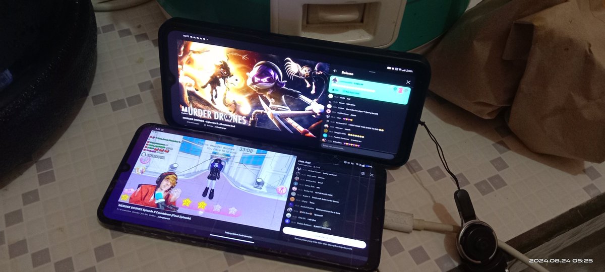PurpleTickle5's tweet photo. Waiting MD eps8 and watching kreekcraft Livestream in kitchen room cuz my secondary phone is charging (Around 37%) https://t.co/Qci71VErCP