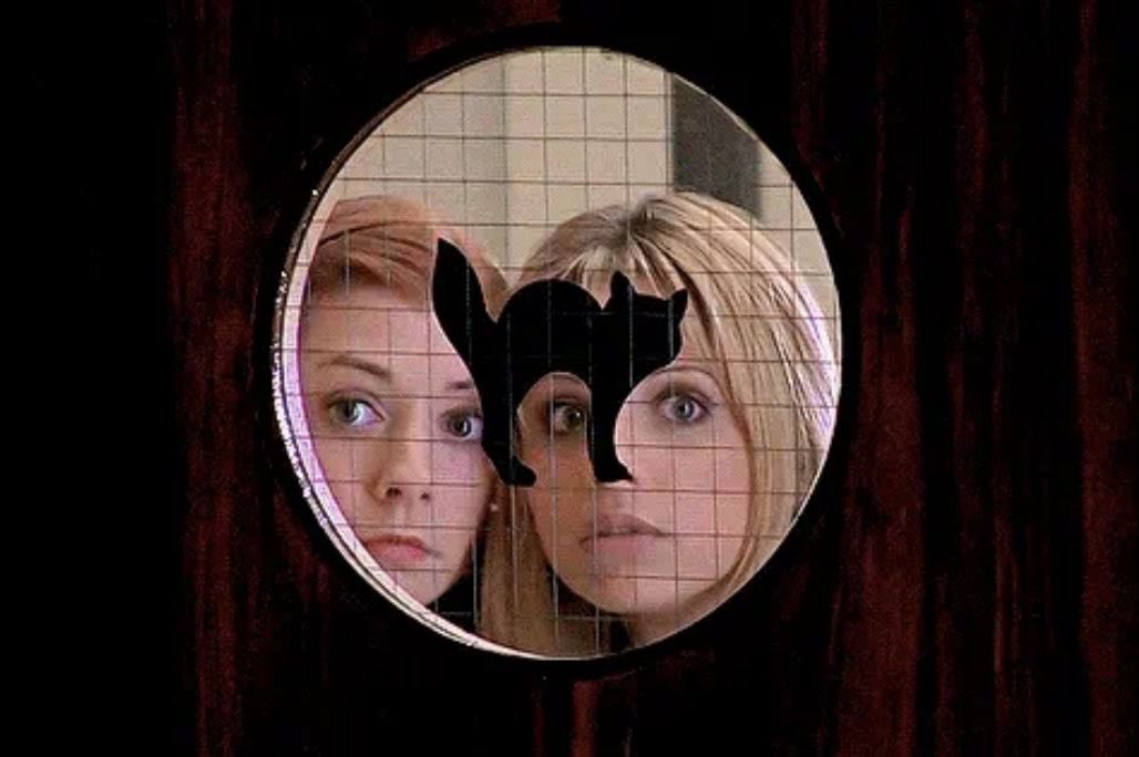 retrocvnty's tweet photo. Me waiting for Halloween like https://t.co/RwiydctRd0