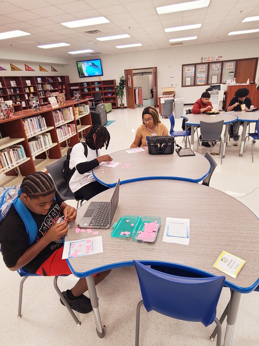 Elena Moore tweet media