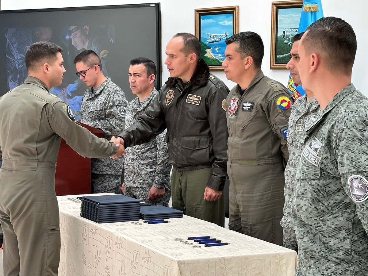 FuerzaAereaCol's tweet photo. Con el propósito de continuar aportando y fortaleciendo la loable misión de salvar vidas, el  #CENRP de su @FuerzaAereaCol certificó a 19 militares como Coordinadores de Misión SAR

▶️ https://t.co/01Jl03b32M

#SiempreFirmes
#AdAstra🚀 https://t.co/RRMN3uthmZ