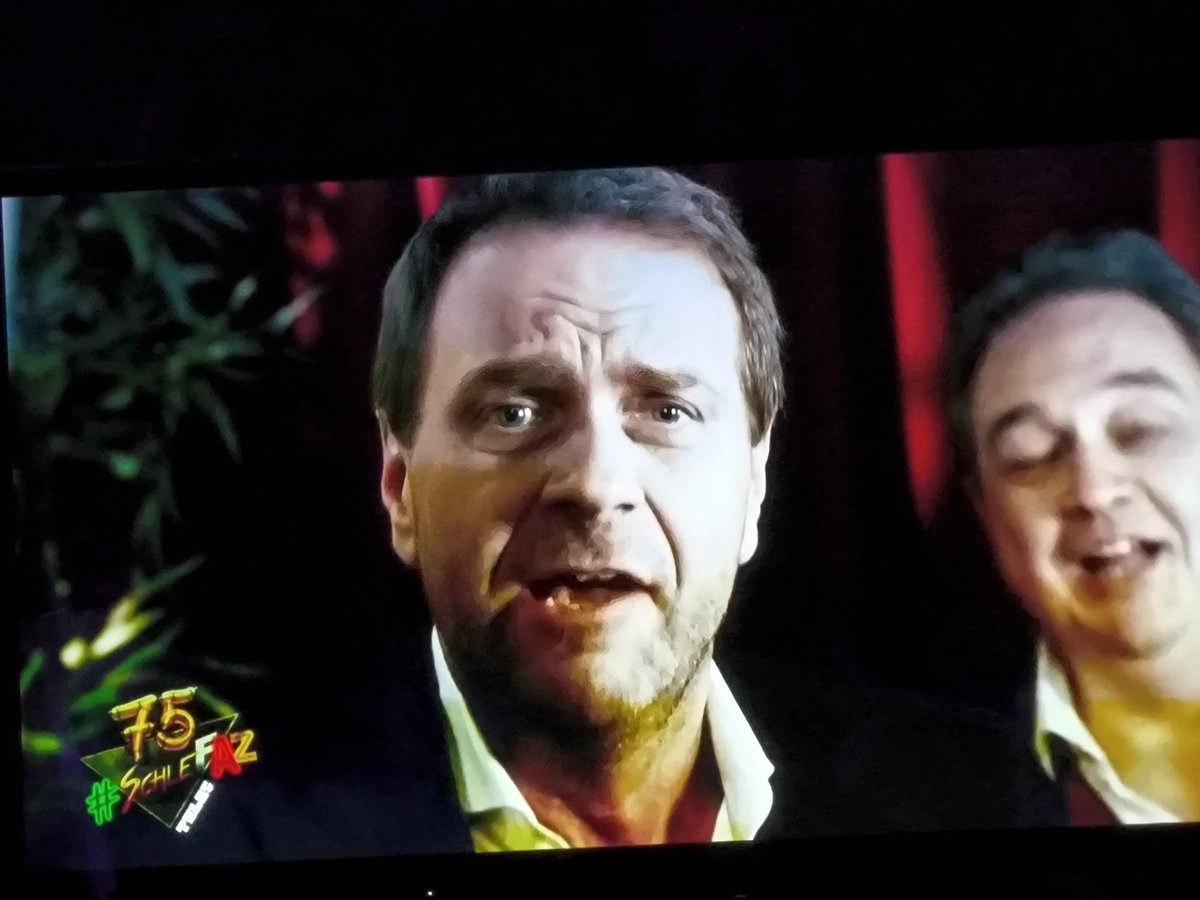 Krueminxler's tweet photo. "Emmanuel, don't do it!"
"EMMANUEL!" 🤣🤣🤣
#LezFaZ
#SchleFaZ
#RTLFaZ
#DissFaZ
#RTL
#RTLove
#Orcs
#Herkules
#DoubleFeature
#FreeMasterhett
#WirSindSchleFaZ
#SchleFaZBeiNitro https://t.co/GlmXmDrBAP