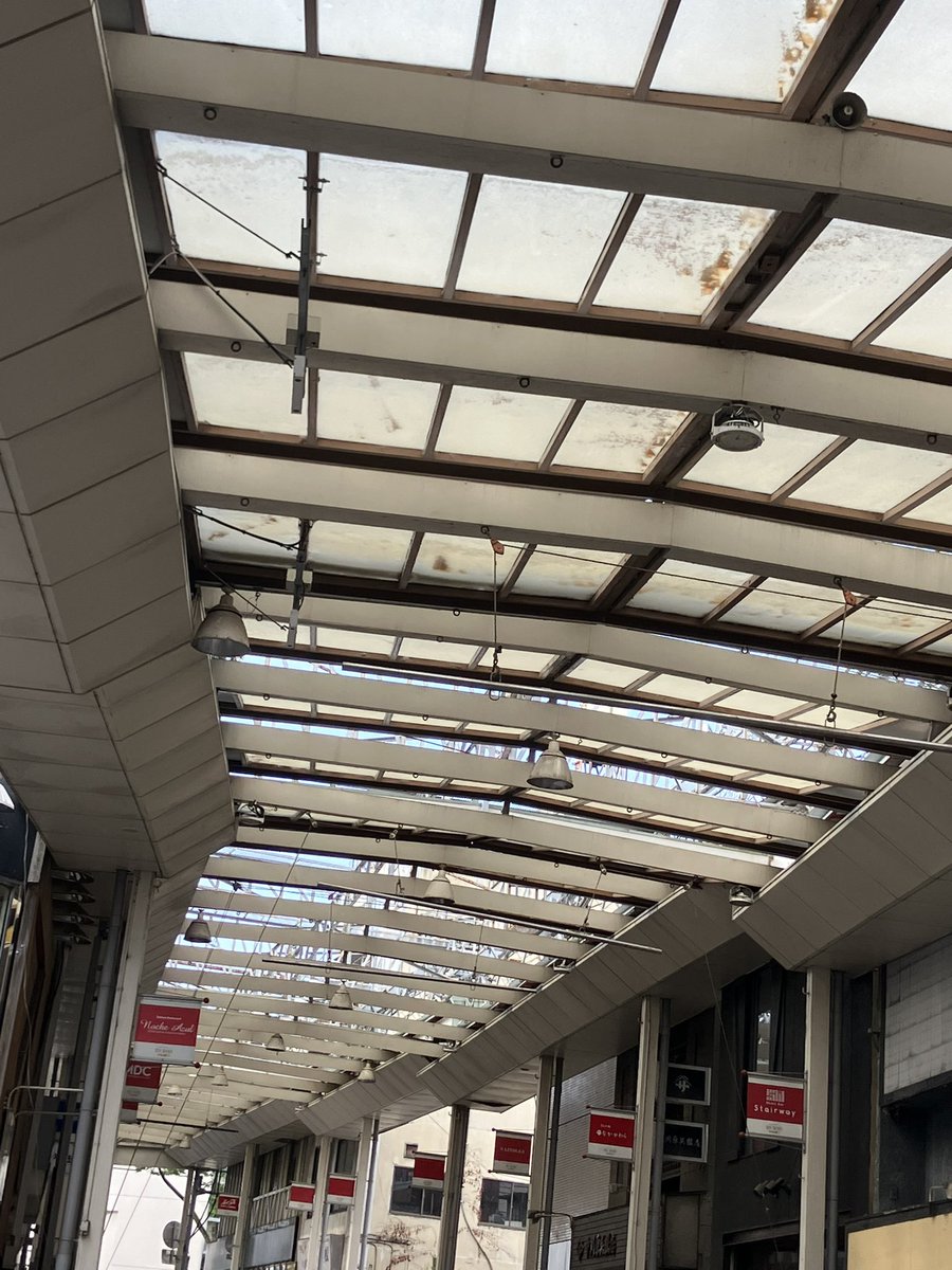 jisotto's tweet image. この屋根の形状も珍しい。
西武ドーム的な？（違う

#前橋中央通り商店街 #アーケード街