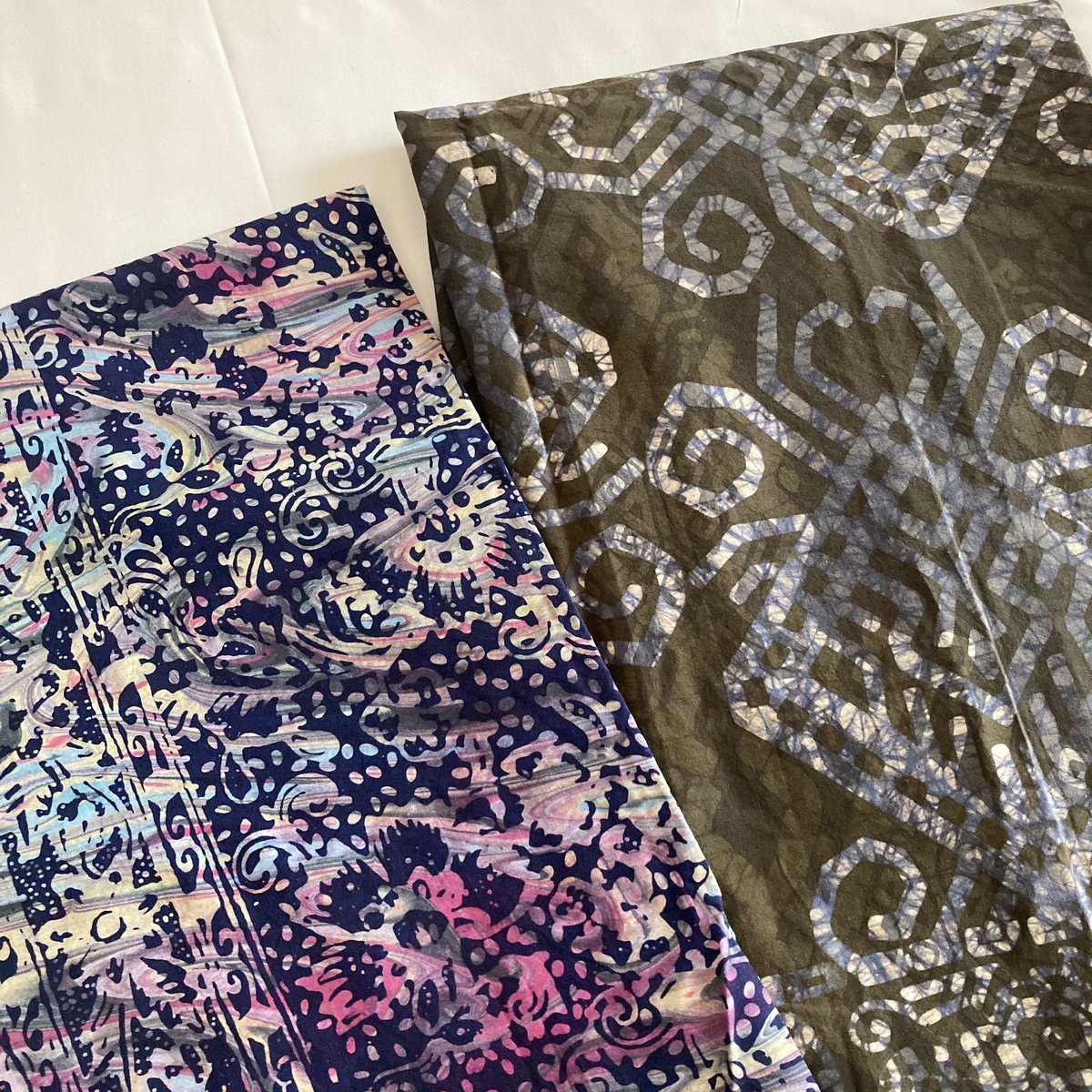 国営工芸センターでシニアスタッフに選んでもらったマレーシアの伝統的バティック(左)と、バティック作家の1点物(右)。今回のメインの買い物はこの2枚。