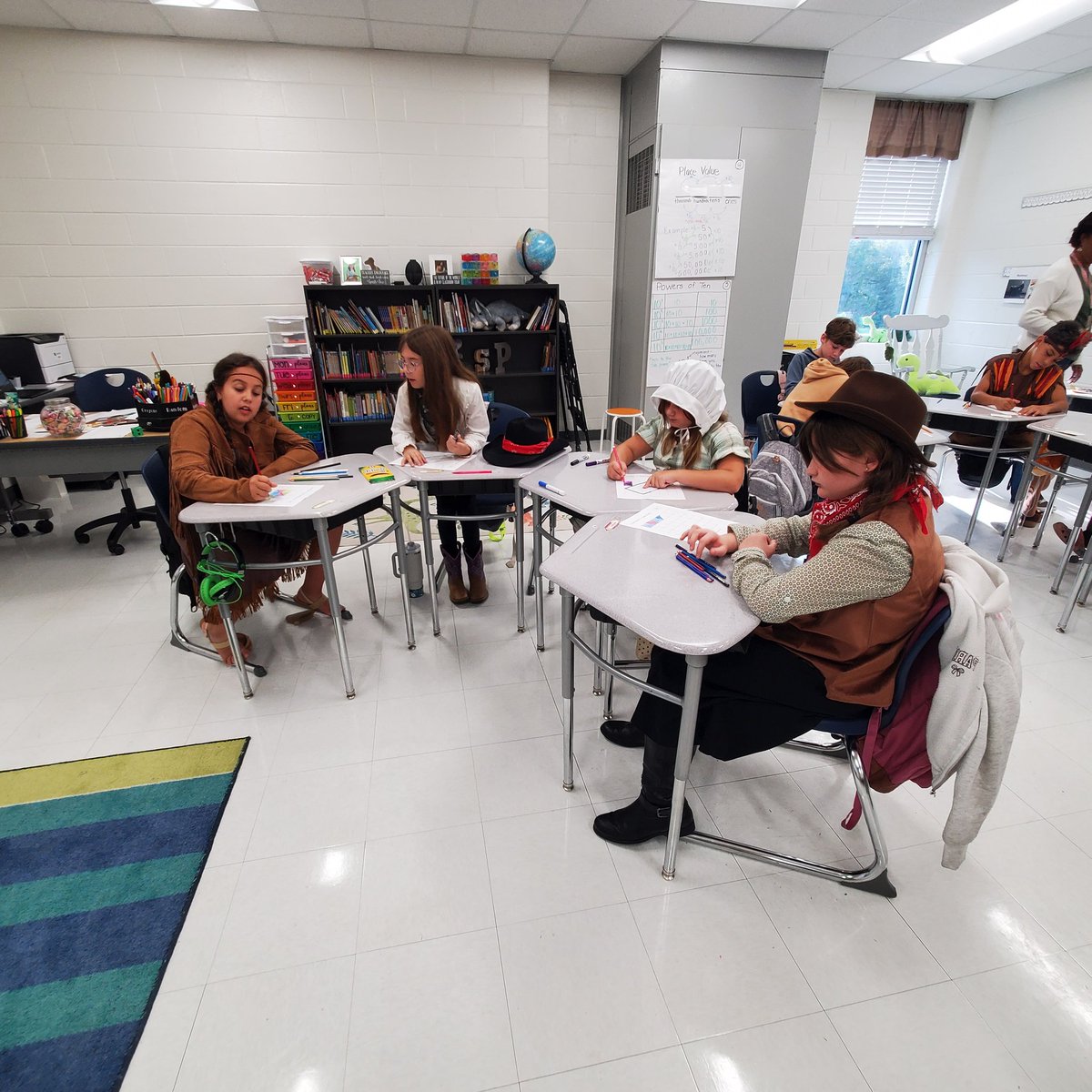 MrsJBonds's tweet image. Our 5th grade teachers did a great job engaging students in Moving West day-with a variety of meaningful learning experiences! @LugoffElem @kcsdschools #LESengagementCOUNTS