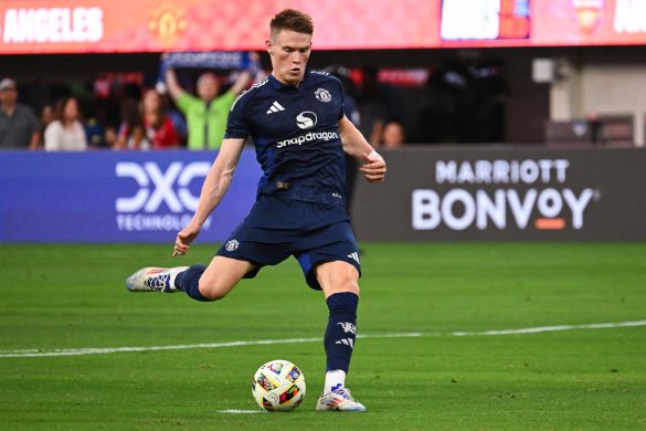 agookya's tweet photo. Serie A giants #Napoli have now made their first offer for Manchester United midfielder Scott McTominay.

(Gianluca di Marzio) has confirmed that the Naples side’s first offer has arrived and they have put forward €25 million for him. United, currently want €35 million, https://t.co/KVJyFDsZX6