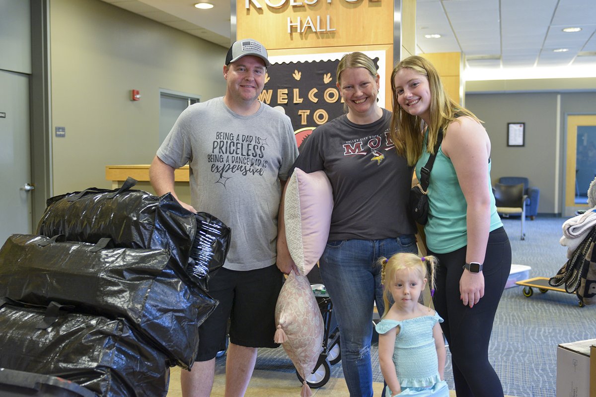 VCSU's tweet image. All moved in. 🏡

#newhome #vikingvoyage #welcomeweekend #vcsu