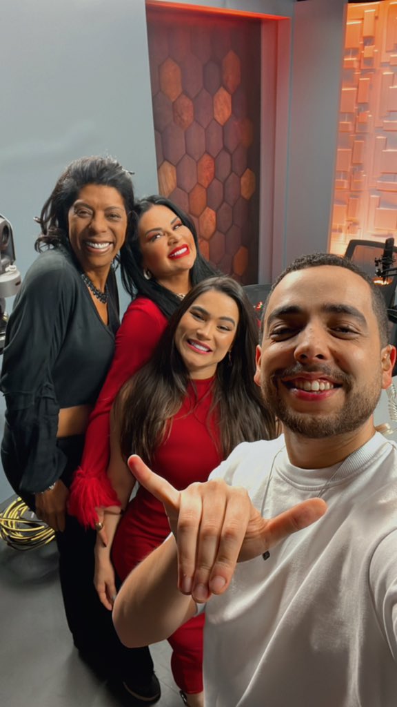 Lucas Selfie tweet media