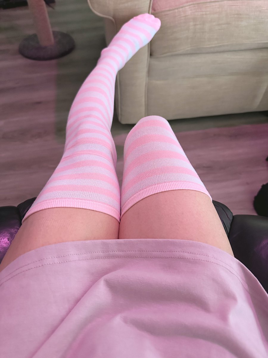 icy_lewds's tweet photo. I’m alive and happy Friday! Just made an insta, so check me out @ Icy_Lewds over there too~ https://t.co/FMheJaB2NZ