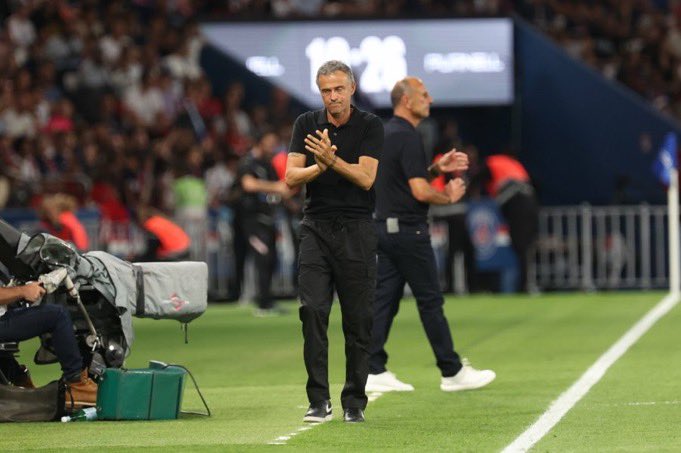 Lucho :❤️💙

« Vous n'avez pas vu une star mais 16 qui sont venues défendre les couleurs du PSG… 

C’EST ÇA LA PERFECTION ! »