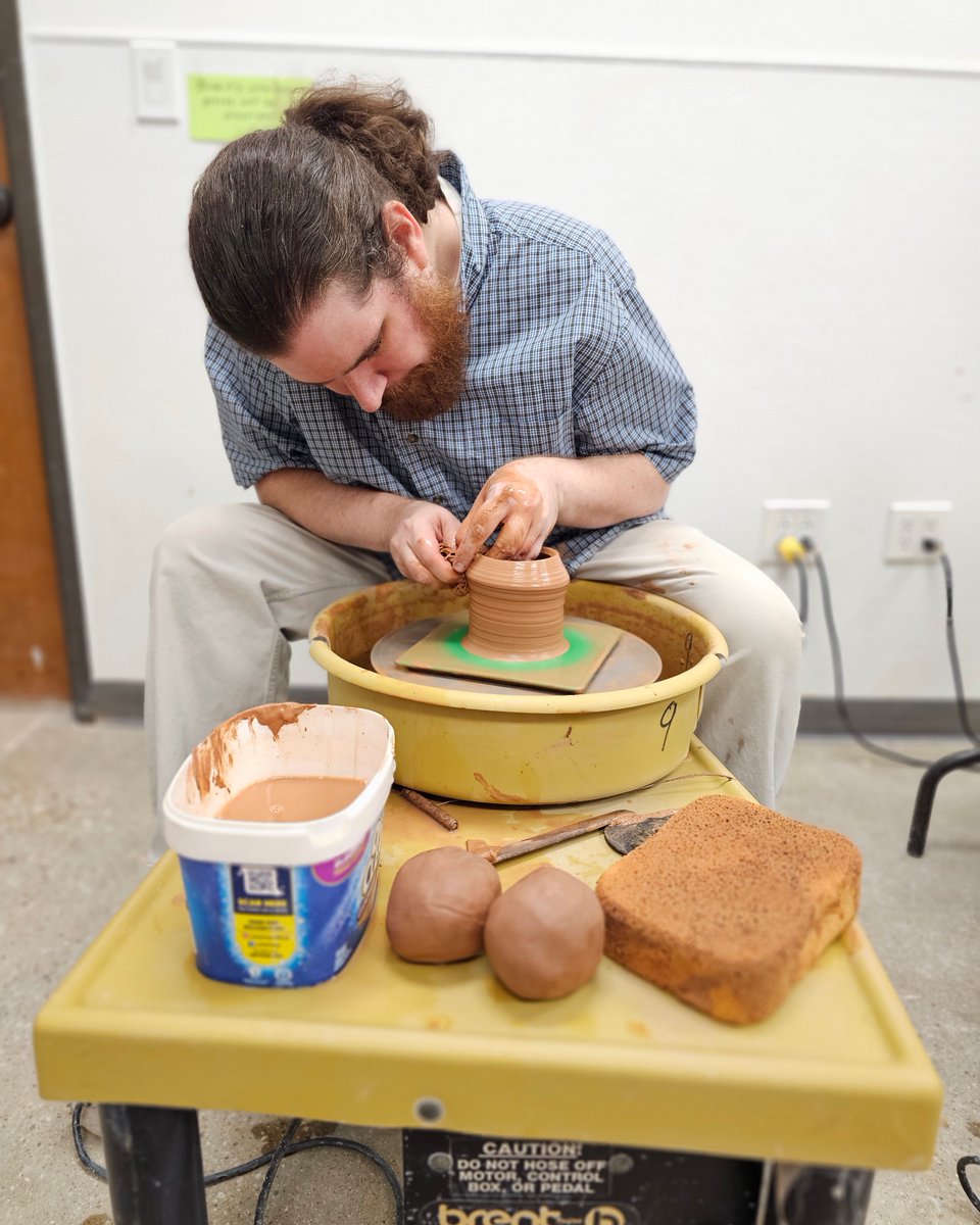 TheCraftGuild's tweet photo. Pottery instructor David Stelcheck mid wheel-throwing demonstration!!🏺👨‍🏫✨
#CraftGuildofDallas https://t.co/Or6Z5jbvnd