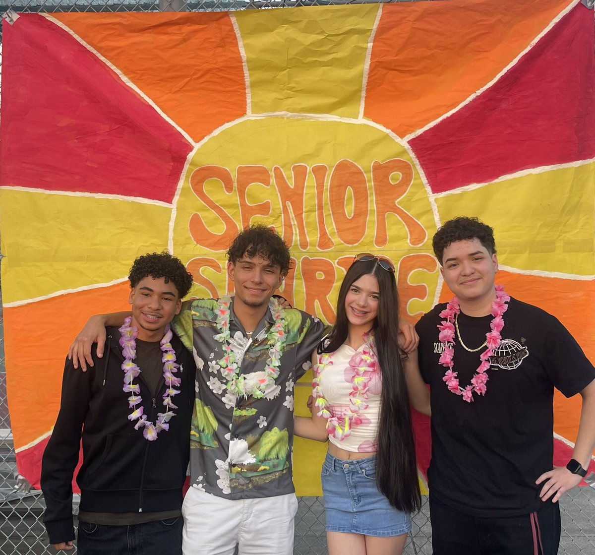 HumbleISD_SCHS's tweet photo. 🌅Senior Sunrise was the BEST! 🌺🐾 Our seniors enjoyed the sunrise together and had breakfast as they kick off their senior year. Thank you to our Student Council for doing a great job organizing this awesome event and a HUGE thank to our parents for all the donations! https://t.co/OJxqeVckRH