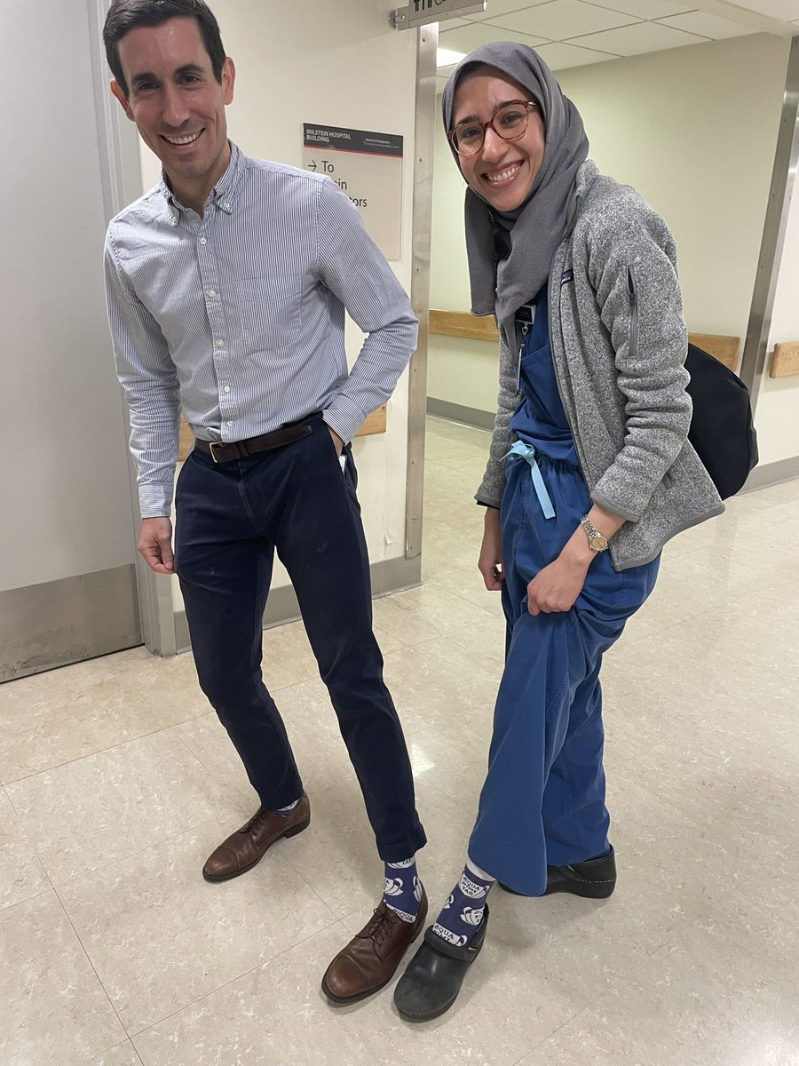 OslerResidency's tweet image. Osler pride in NYC! #nicesocks #oslerpride @EDufffy @FaAlkhunaizi #cardslife @sanjayvdesai 🙌🏽