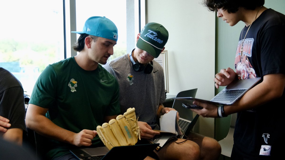 Nothing better than Glove Day…big thanks to <a href="/MarucciSports/">Marucci</a> for coming to GFATS!

#RollWave 🌊 ⚾️ | #MarucciFamily