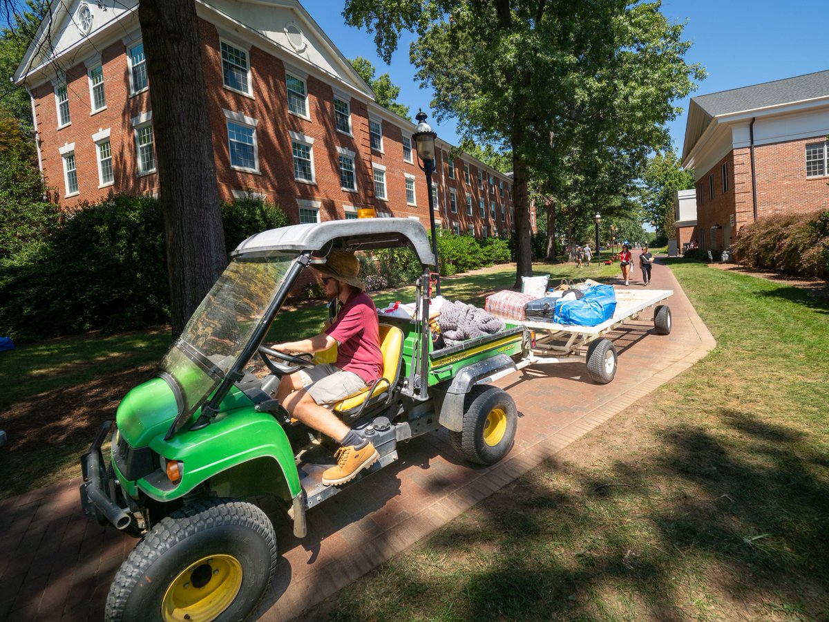 elonuniversity's tweet photo. Who could ask for a better day to welcome #Elon28 to campus or for better people to do it? Thanks to all the students, faculty and staff who came out to help these newest Elon students get settled in. #ElonMoveIn https://t.co/2D6Og0xE6S