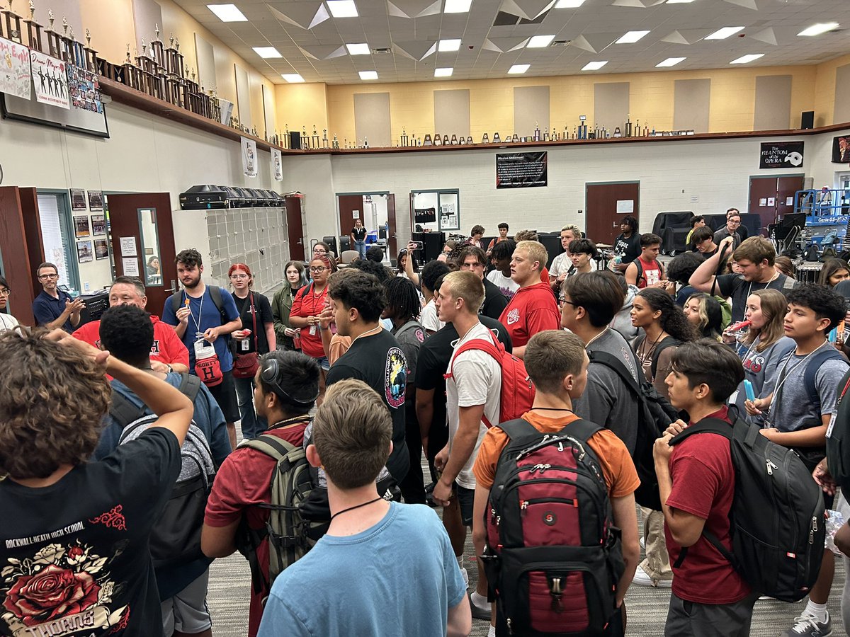 J__Satterwhite's tweet photo. Thank you @HeathHawkBand for having the football team over to enjoy some cold treats #Community #Southside https://t.co/0keqg0pSR1