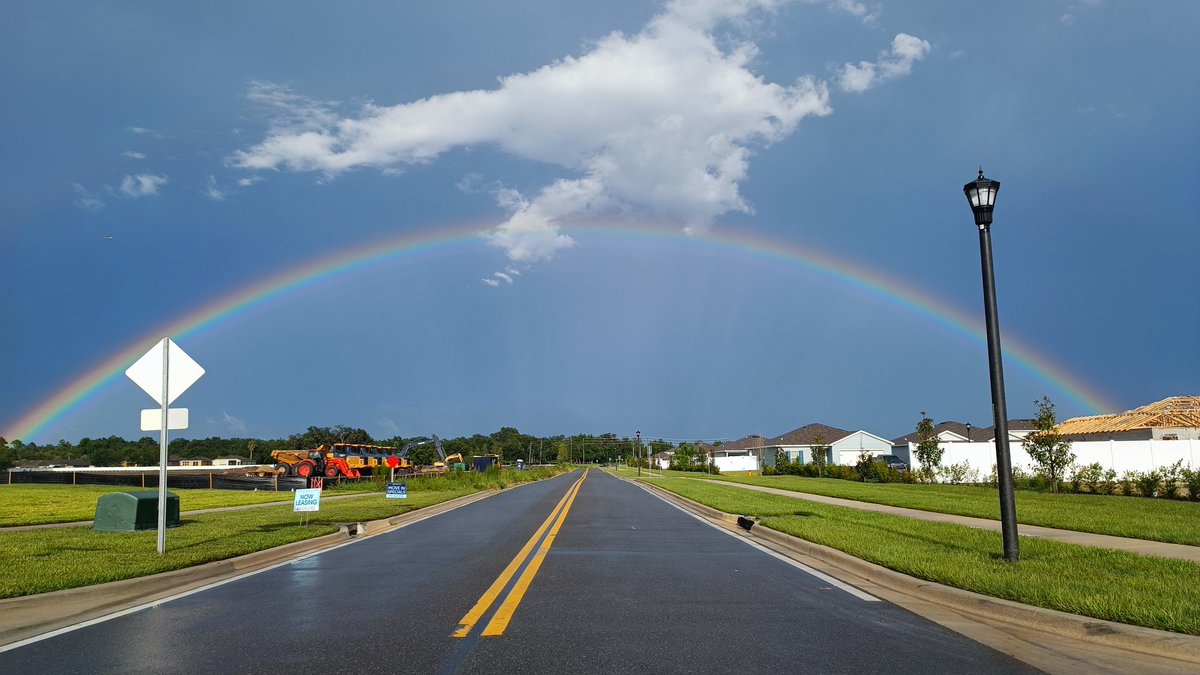 Kepler2b's tweet image. I don't know how often you can see one of this from this perspective but I was just amazed on how beautiful looks! 
@MattDevittWX by Spring hill/ Brooksville