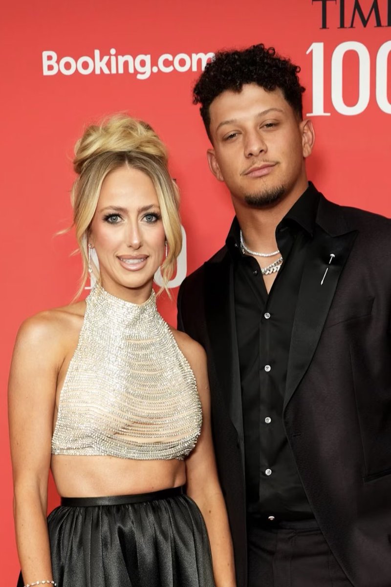 CollinRugg's tweet image. JUST IN: NFL quarterback Patrick Mahomes’ wife releases a statement after ‘liking’ one of Trump’s IG posts.

Brittany Mahomes is under fire by leftists for ‘liking’ Trump’s platform on IG.

Brittany appears to now be defending her support for Trump, blasting the haters for not…