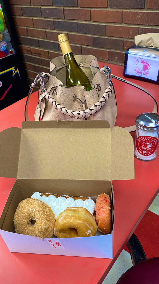 HeatherF9's tweet photo. @JamesRenner Indeed we did, Mr. Renner. Indeed we did. Thanks to @BoaterheadBand concert at Mapleside Farms and a stop at Donutland after. https://t.co/XYubMHeIHn