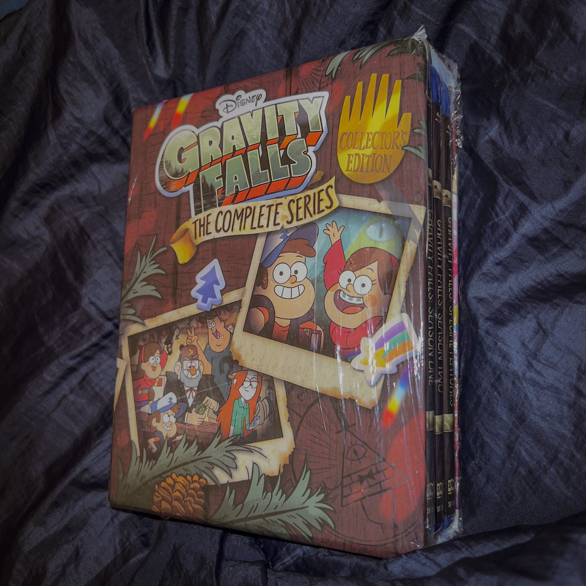 joshmarting's tweet photo. 7th summer in a row #GravityFalls  (missed the 6th summer last year). Maybe it’s my way of coping w/closure but I just have to tweet it every time I finish it. PS @BWard028 please consider a reprint in the future! Would love to own a 2nd copy. Corner got damaged during move 😢 https://t.co/XBj3UADl4s