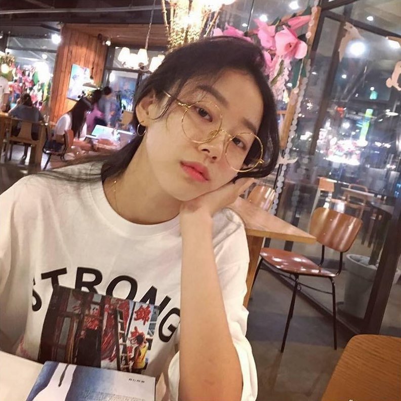 jjumyoungjjua's tweet photo. 안경 쓴 이주명이 유난히 좋은 날이 있음. 바로 '365일 1년 내내 공휴일 상관없이'...

그래서 모아본 안경 + 이주명 조합 👓✨️ https://t.co/L0KAHFitQY