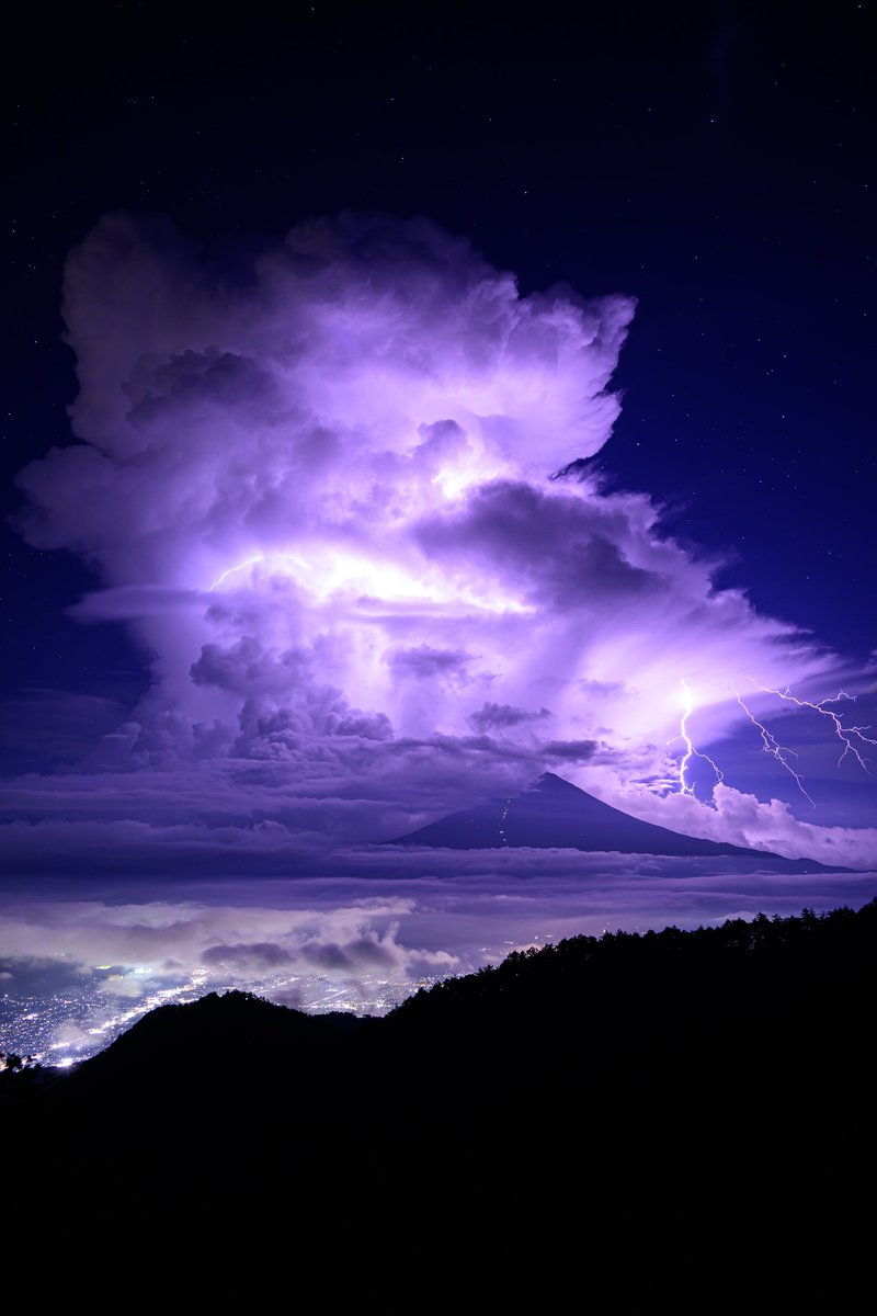 Mitsutoge_Sanso's tweet photo. 昨夜は富士山周辺では積乱雲が発達し、ひとしきりの落雷が山荘前からも見れました。

三つ峠でも午後は天気が崩れやすい日が続いています。
気温も下がり涼しい日も多くなりました。夜はフリースが欲しい日もあります。

本日は雨、現在の山荘周辺の気温は23℃です。 https://t.co/KANYWOQtay