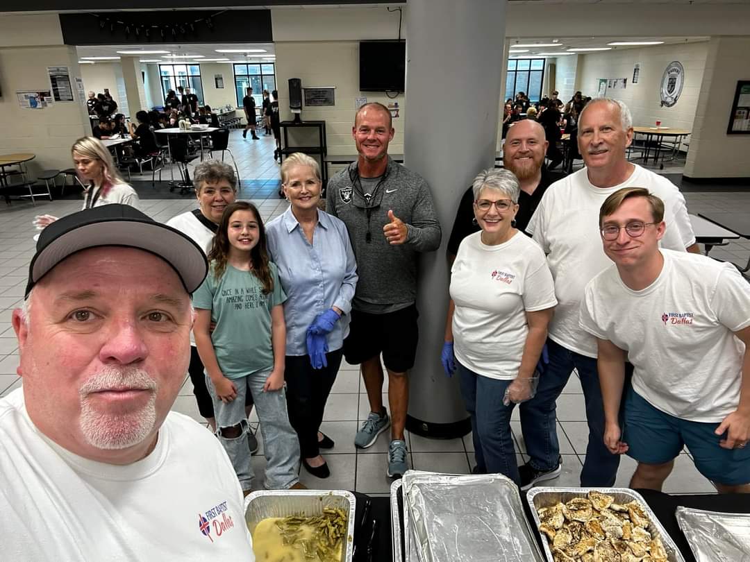 miagan3's tweet photo. First Baptist Church of Dallas served our boys today before the game. Thanks to those  who prepared and prayed over our team.  Create a culture that loves and serves. And help bring home the WIN over north.
#Build24
@kcobb49
 @AthleticsEP @EPHSRecruiting https://t.co/Ym9Nn2imYd