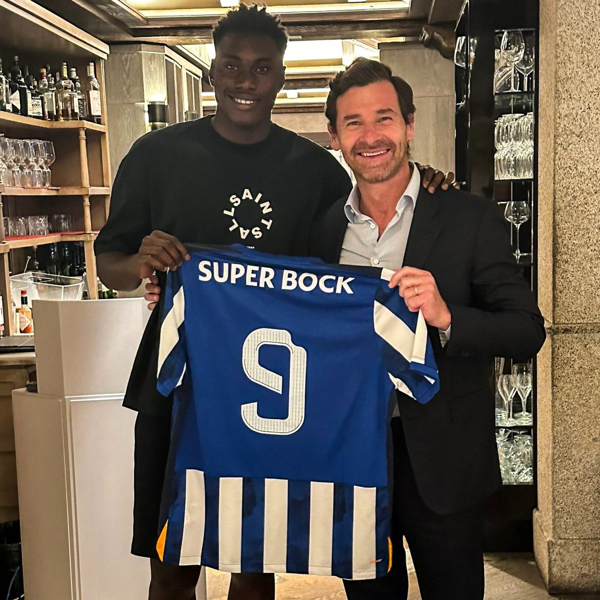 FCPorto's tweet photo. "É um orgulho fazer parte de um clube com a enorme história  do FC Porto. Sei da responsabilidade que é jogar aqui, onde passaram avançados como Gomes, Jardel, Falcao ou Jackson Martinez, mas sei que estou preparado"

O nosso #⃣9⃣ Samu Omorodion

#InvictosDeCoração https://t.co/b1Pp0Rr2Z3