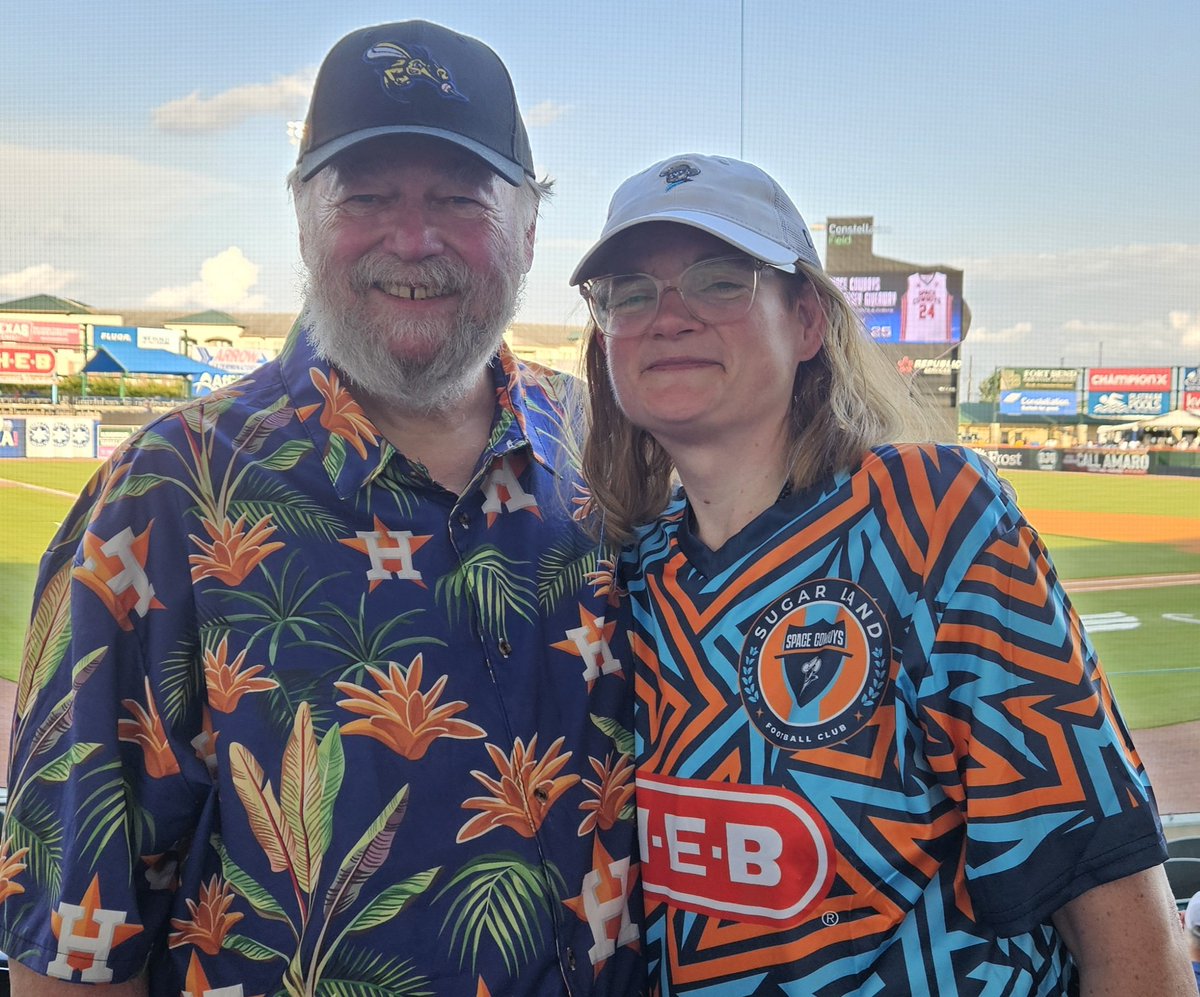ChiquePhilA's tweet photo. Dad &amp; Daughter rooting for our @SLSpaceCowboys as they #SetTheCourse! https://t.co/cXgmGSe6dX