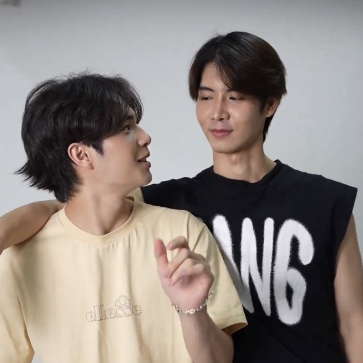 كيف يطالعه من تحت عشان فرق طولهم🫠