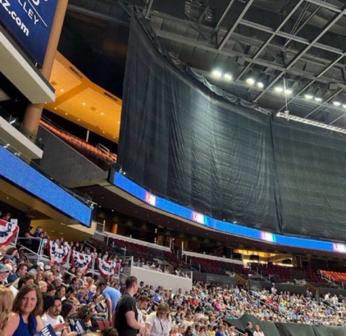 andrearthurciel's tweet photo. C’est le même aréna, à Glendale. 

Kamala ne joue pas dans la même ligue que Donald J. Trump.

LA jOiE!

* https://t.co/hoPaDk7OfB