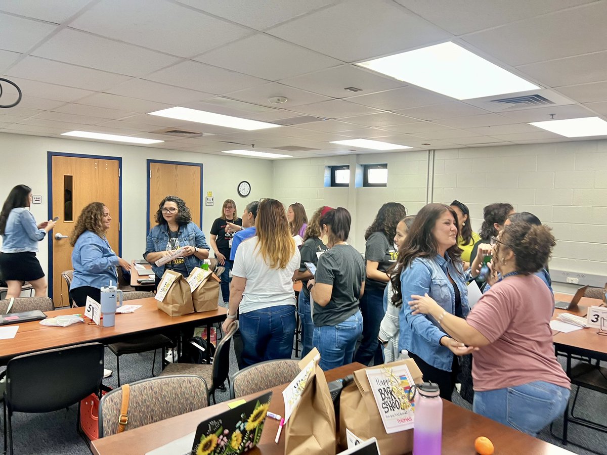 It’s always a great day when we are with our Dual Language Coaches! Started the day catching up and a little bit of dancing. 💃🕺