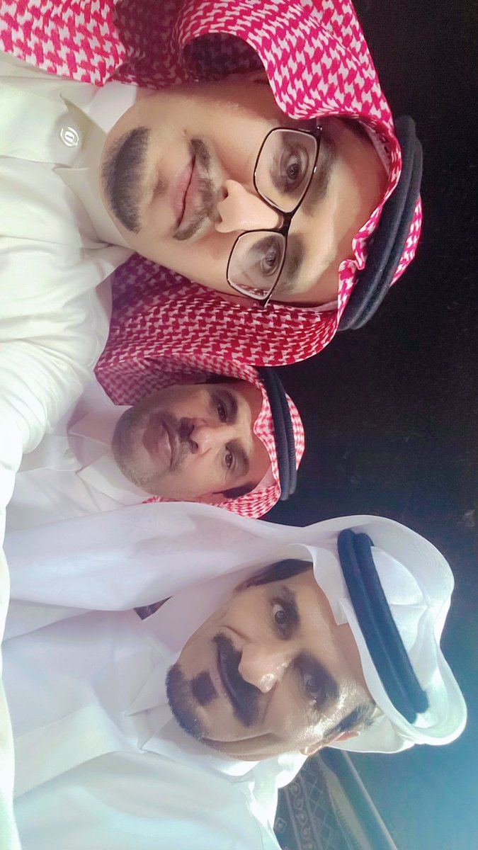 تشرفت هذه الليلة برفقة شقيقي سعد والابن فيصل بزيارة لأخي الشاعر والاديب فهد أبوشيبة واخوانه الكرام بديوانهم العامر بمدينة عرعر وبتواجد أخي الغالي صاحب القلب النقي الشاعر رضا حليس الرويلي والشاعر عطالله المضياني ..

كانت ليلة شعرية من ليالي العمر