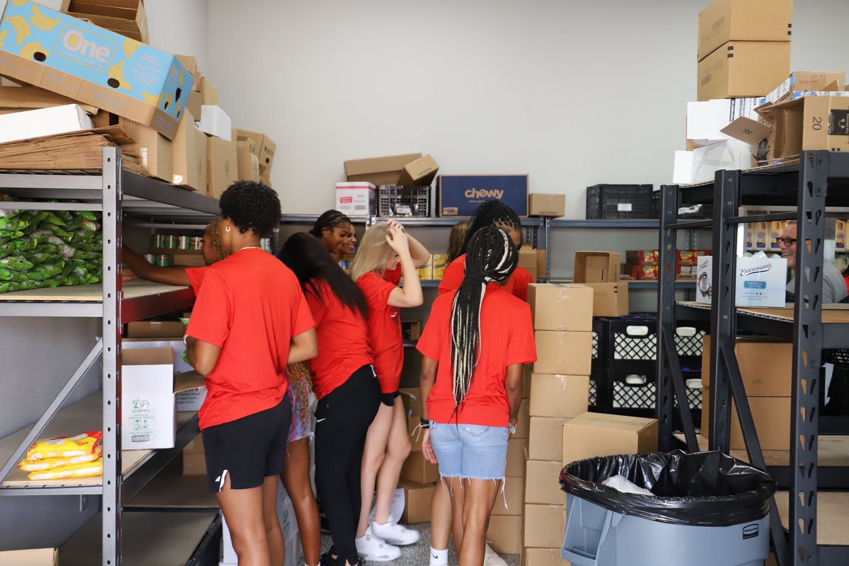 Started our Friday morning off serving the community &amp; helping out Spring Creek Fellowship stock up for their amazing Food Drive  ❤️🏀 #BeGreat #LadyHawksWBB