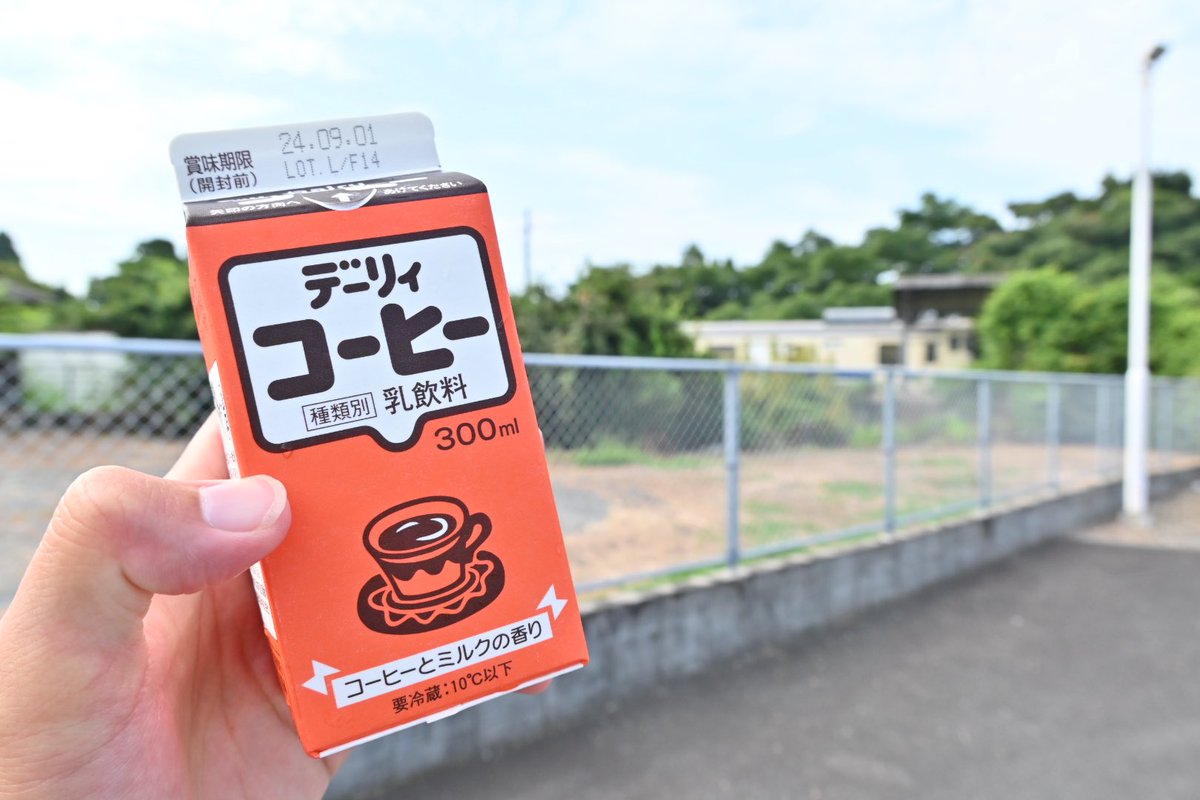 hettiman_trv's tweet photo. 西頴娃駅から頴娃駅まで駅間徒歩。

ローカルコーヒーを飲みながら歩く。
西頴娃はしっかり街を形成している。
少し行くとすぐに広い丘陵地や農地が広がる。谷なってるところを指宿枕崎線の鉄橋が走っている。

 #ヘッチマン2024夏の鹿児島 https://t.co/Jg64jIH1PP