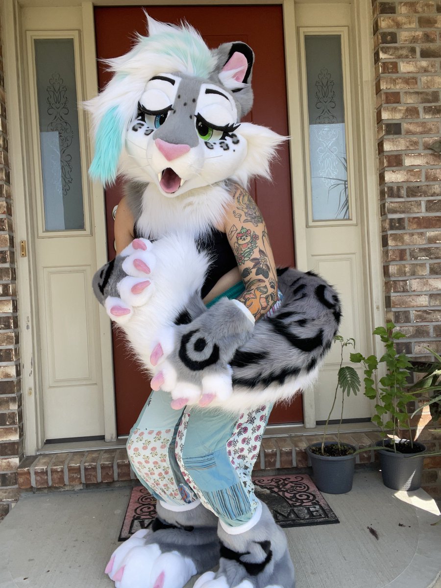 Finished Sarah the snow leopard for #indyfurcon #fursuit 🐾❄️