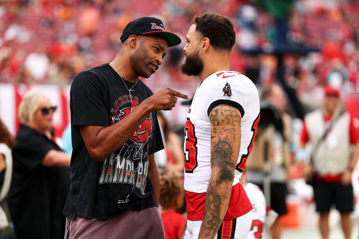 NFL's tweet photo. .@mrvincecarter15 🤝 @MikeEvans13_ https://t.co/g5t1l2M4vC