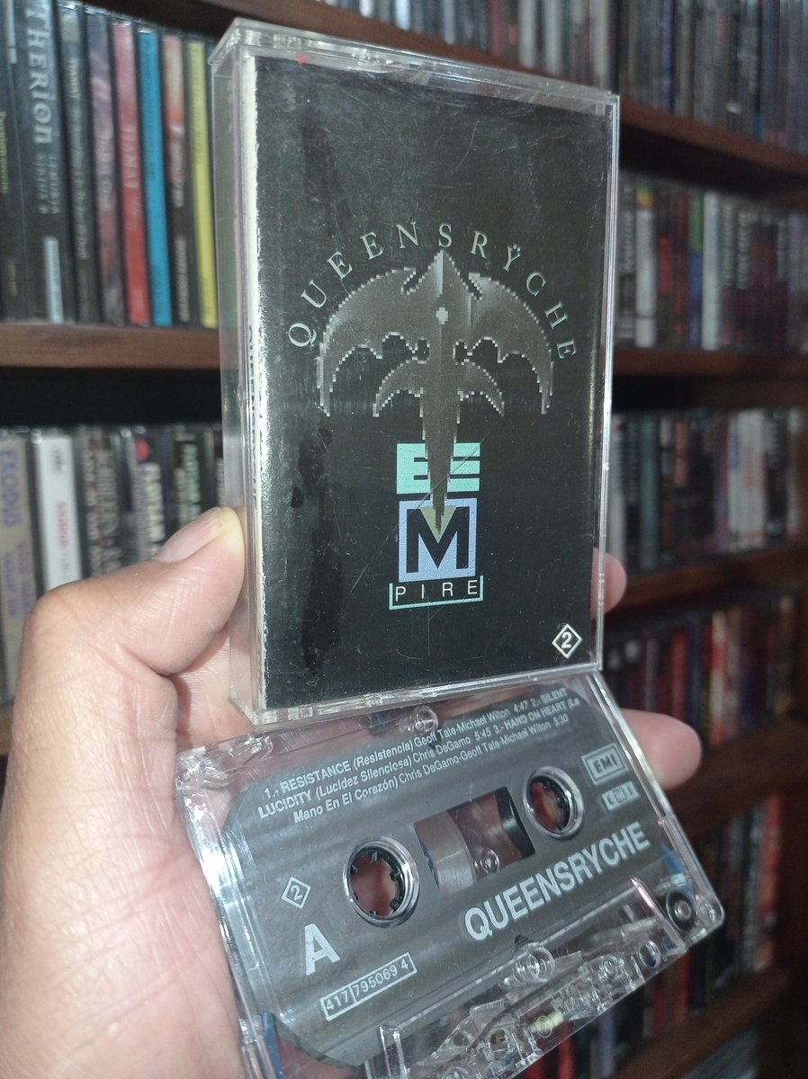 XIBILXIC's tweet photo. 🤔 @OfficialRJDio 🇺🇸 @laguns 🇺🇸 @queensryche 🇺🇸 @theRATTpack 🇺🇸 
cuá de todo lo aniversario de agoto? 😆😆
#Empire #SacredHeart #CockedAndLoaded #RattEP 
#FlashbackFriday #CassetteMania https://t.co/YE9JkD6dBG