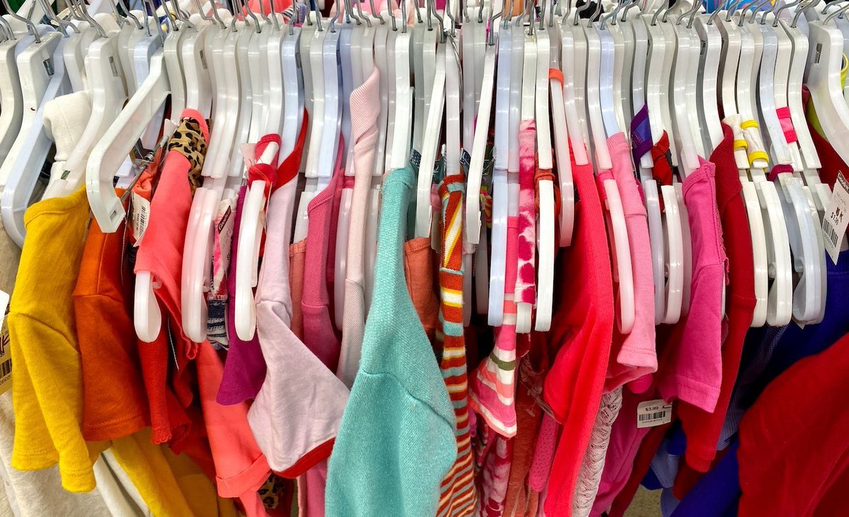 A <a href="/Walmart/">Walmart</a> Foundation-backed pilot paved the way for <a href="/GoodwillIntl/">Goodwill Industries International</a> sites to become textile recycling hubs. Elsa Wenzel has the details: buff.ly/3WXWmJn