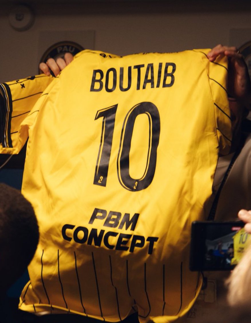 MashaAllah Allahumma barik <a href="/khalidboutaib/">khalid boutaib</a> ! Ce maillot jaune avec ton nom et le numéro 10 on le porte avec fierté parce qu’on t’aime frérot! Envoie nous ça qu’on marche dans les rues de Trabzon avec ton nom à notre dos! Force…
