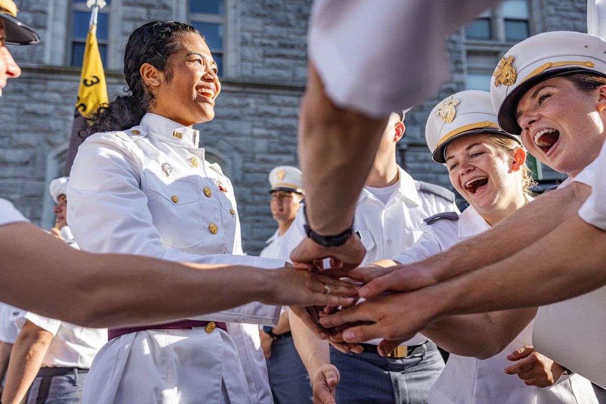 WestPoint_USMA's tweet photo. "What a crass mass of brass and glass! What a bold mold of rolled gold! What a cool jewel you got from your school! See how it sparkles and shines?" 
Congratulations to #USMA2025 for receiving your class rings!
#dutyhonorcountry #beallyoucanbe

@DeanUsma | @SecArmy | @USArmy https://t.co/KIDYM3pJCY