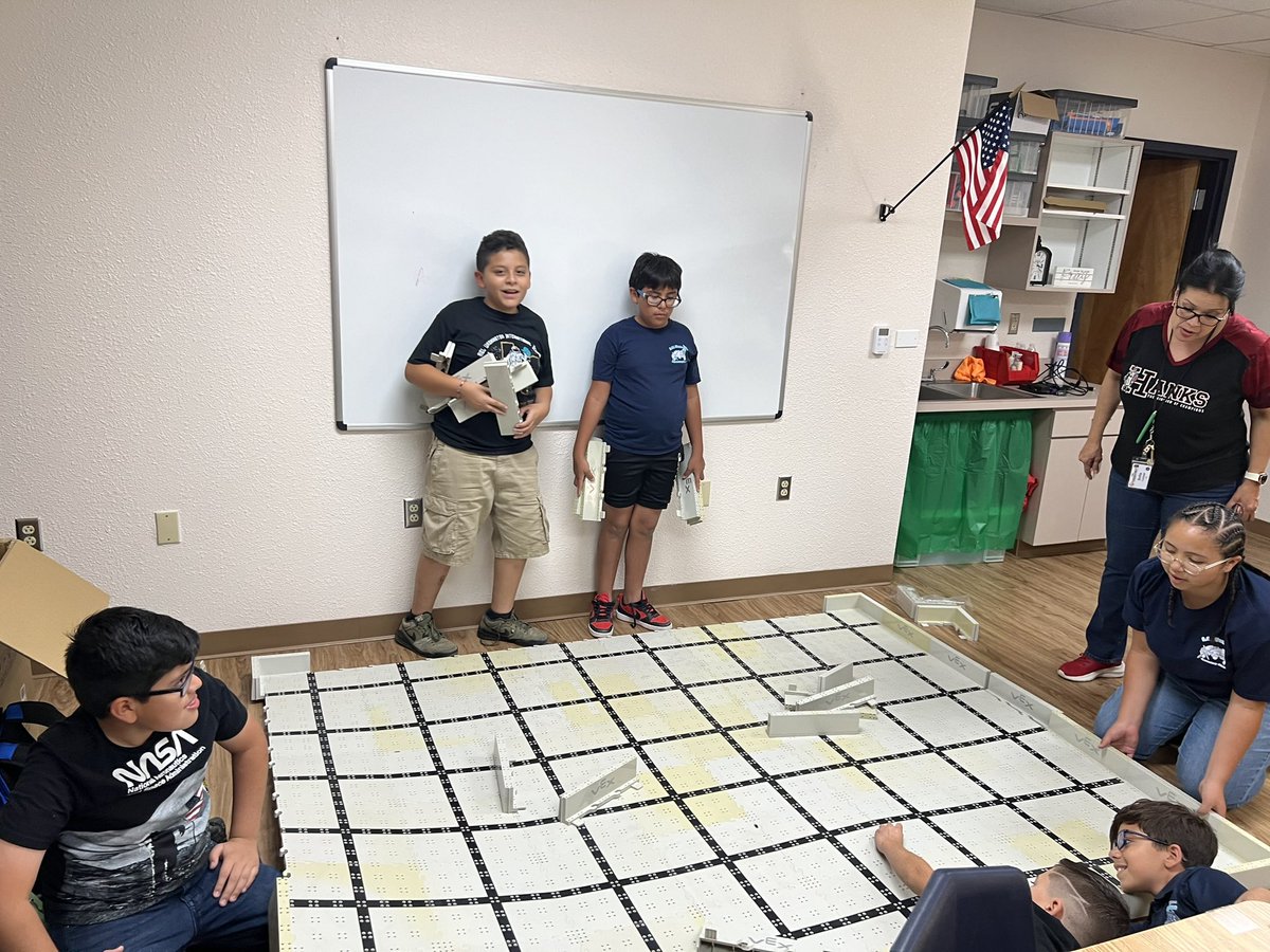 nadia_dlr's tweet photo. Our robotics team is ready to have loads of fun this year! #ExplorerExcellence https://t.co/uCX264fljp